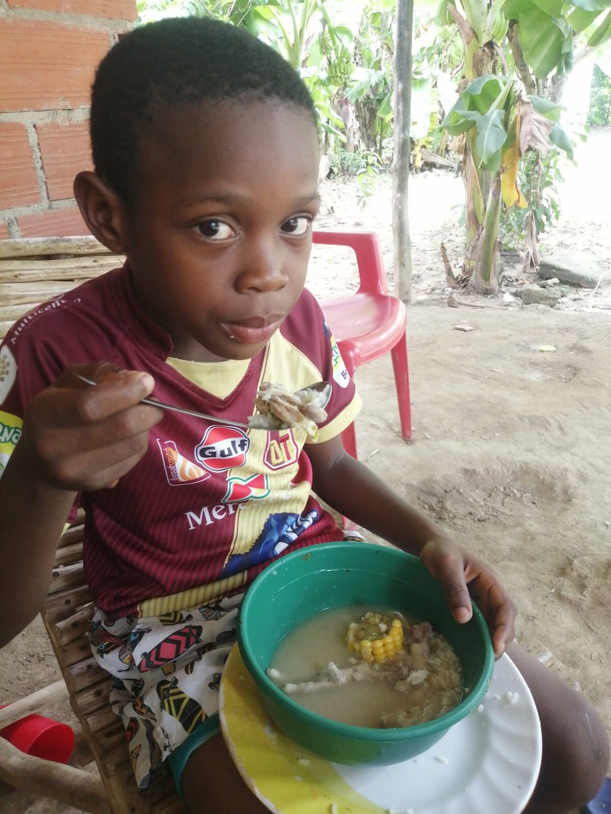 Niño pequeño con un tazón verde